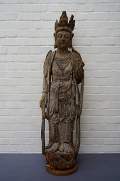 Une grande figure de Guanyin en bois sculpt&eacute;, Chine, Ming